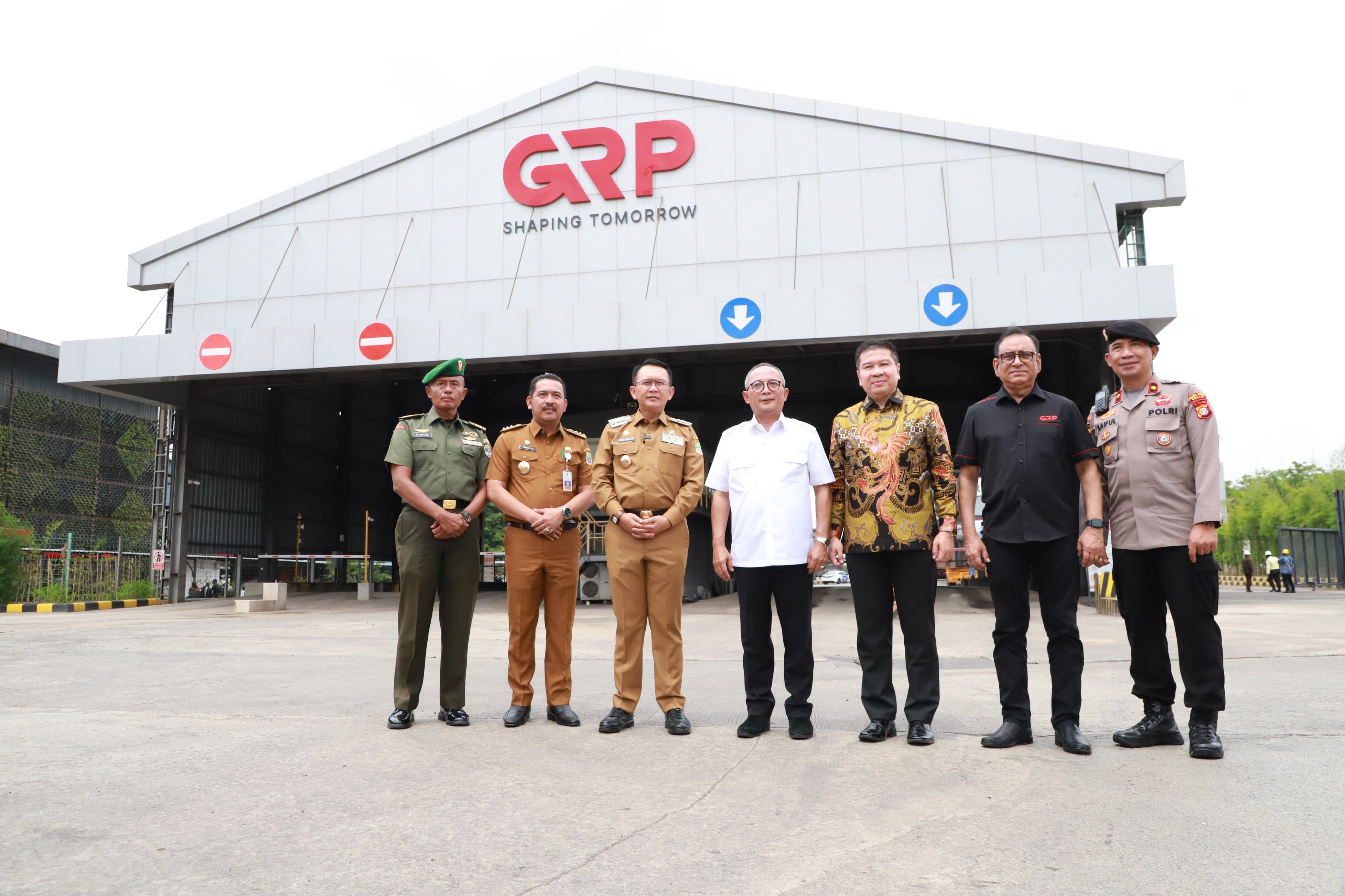 Pj. Bupati Bekasi Apresiasi PT. Gunung Raja Paksi Tbk. Ekspor Baja ...